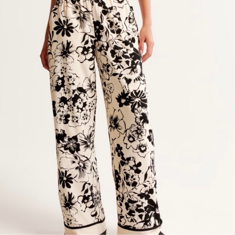 Abercrombie Floral Black and White Women's Pants in XL long. Never worn